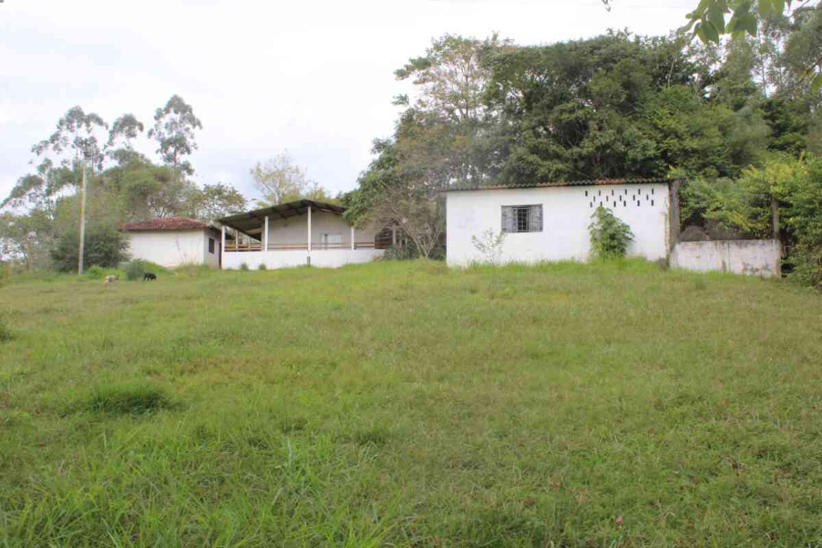 chacara-sitio-estrada cananeia-7 km de pariquera-açu-2 casas-lazer-moradia-cercada-pomar-braço magro-16